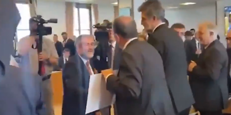 Ek bütçe görüşmeleri için Meclis'e geldi, protesto edildi: Nureddin Nebati'ye 'Marmaris' tepkisi