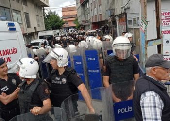 Elektrikleri kesmeleri i&ccedil;in g&ouml;t&uuml;r&uuml;len iş&ccedil;iler 'Biz mahallelinin yanındayız' dedi