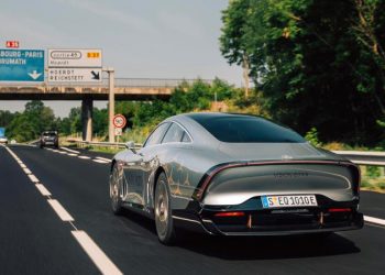 Elektrikli Mercedes tek şarjla Almanya'dan Birleşik Krallık'a giderek rekor kırdı