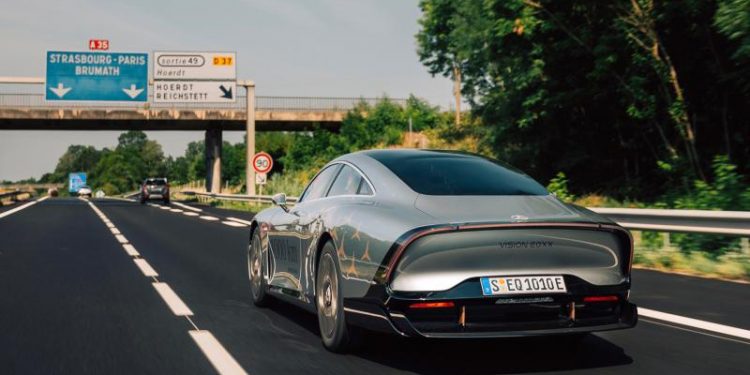 Elektrikli Mercedes tek şarjla Almanya'dan Birleşik Krallık'a giderek rekor kırdı