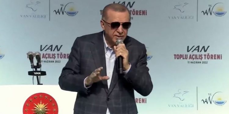 Erdoğan 40 yıl önce açılan üniversite için ‘Van’a üniversiteyi kim getirdi, biz!’ dedi