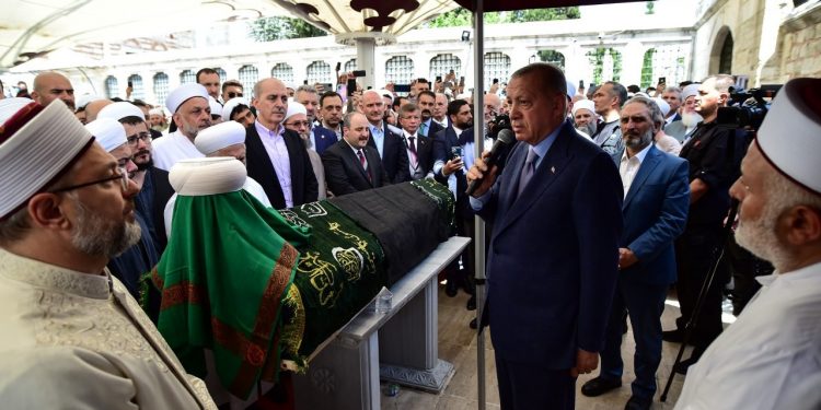 Erdoğan, Ustaosmanoğlu’nun cenazesinde: ‘Önderimizi ebediyete uğurluyoruz’