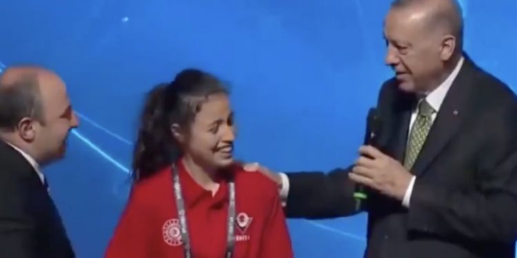 Erdoğan, uzay başvurusu için yaşı yetmeyen çocuğa seslendi: 'Yaşını büyütürüz'