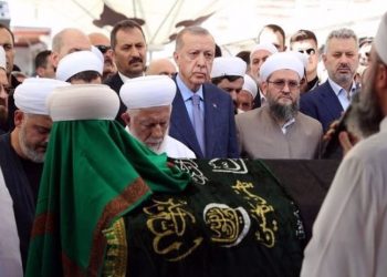 Erdoğan'ın tarikat liderinin cenazesine katılmasına hukukçulardan tepki: Yüce Divan'a gönderilmeli