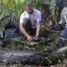 Erkek yılan yüzünden yakalandı, tartılınca rekor kırdı; Florida'da 98 kiloluk piton bulundu