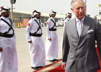 Eski Katar Başbakanı'ndan Prens Charles'a market poşetleri içerisinde 'bağış'