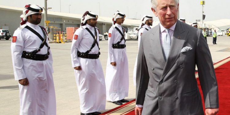 Eski Katar Başbakanı'ndan Prens Charles'a market poşetleri içerisinde 'bağış'