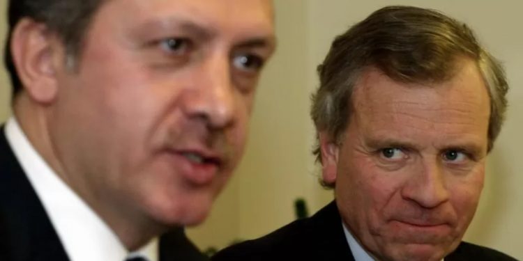 Eski NATO Genel Sekreteri Hoop Scheffer: Türkiye vazgeçilemez konumu nedeniyle bizi baskı altına alıyor