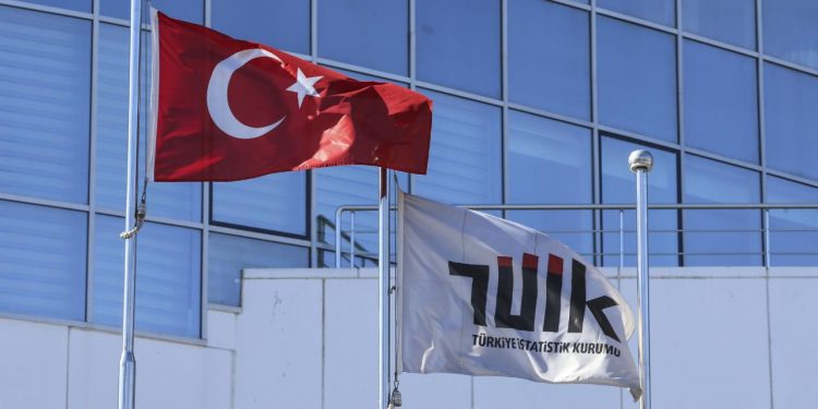 Eski TÜİK Başkanı: Utanmıyor musunuz? Maaşınızı millet ödüyor