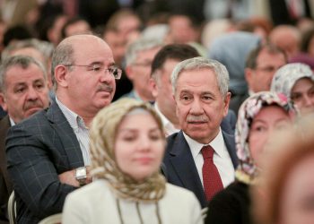 Eski bakan Çelik’ten ‘kral çıplak’ desteği: Sayın Arınç dürüst ve namusludur