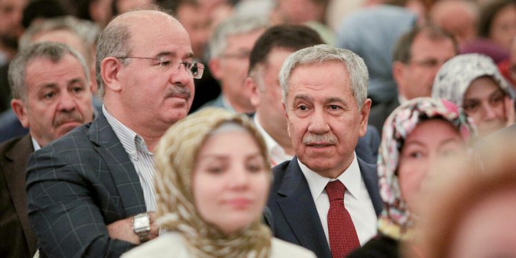 Eski bakan Çelik’ten ‘kral çıplak’ desteği: Sayın Arınç dürüst ve namusludur