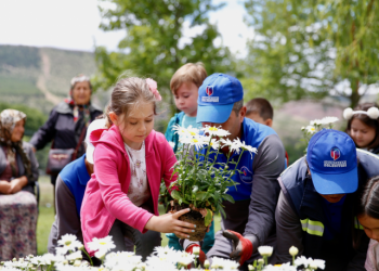 Eskişehirli minikler Cüneyt Arkın'ın memleketinde adının verildiği parka papatya dikti