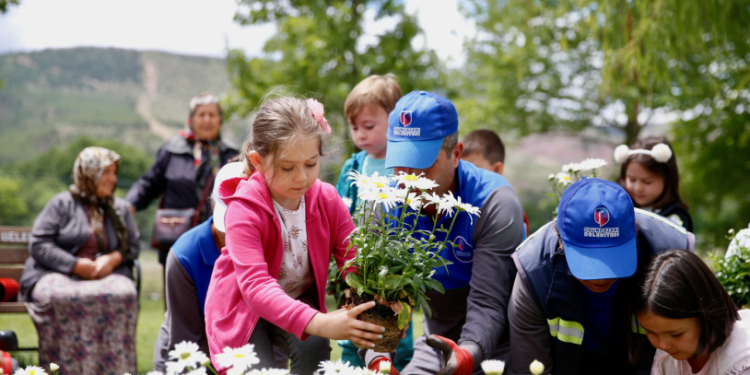 Eskişehirli minikler Cüneyt Arkın'ın memleketinde adının verildiği parka papatya dikti