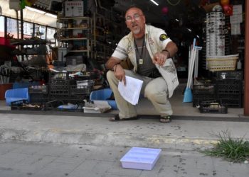 Esnaf, 'Erdoğan'a' diyerek bozuk para kasasını fırlattı