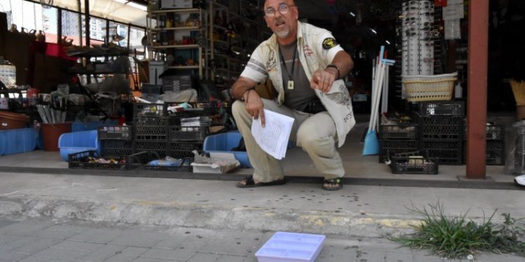 Esnaf, 'Erdoğan'a' diyerek bozuk para kasasını fırlattı