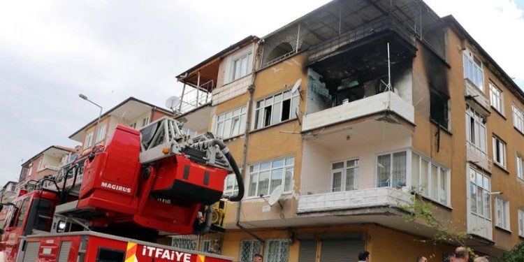 Ev sahibi ile tartışan kiracı, evi yaktı