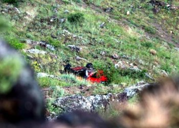 Evlilik yıl dönümü kutlamasında araçlarını uçuruma 'düşürdüler'