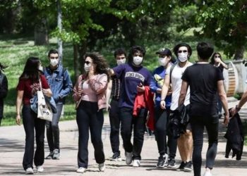 Eğitimini sürdürebilmek için çalışan üniversite öğrencisi: Karın tokluğuna çalışmak zorundayız