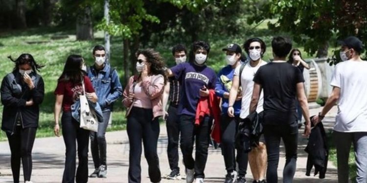 Eğitimini sürdürebilmek için çalışan üniversite öğrencisi: Karın tokluğuna çalışmak zorundayız