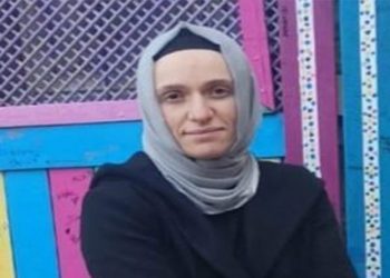 Eşi 5,5 yıldır tutuklu olan KHK’lı öğretmen, online ders verdiği gerekçesiyle gözaltına alındı