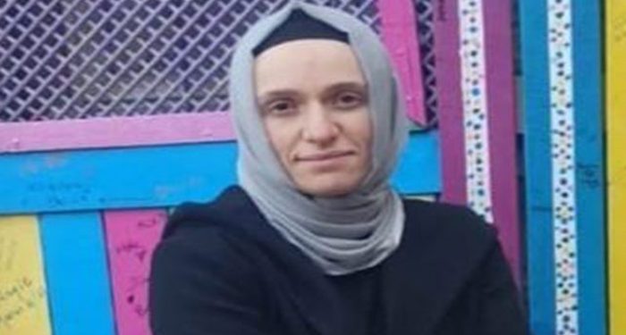 Eşi 5,5 yıldır tutuklu olan KHK’lı öğretmen, online ders verdiği gerekçesiyle gözaltına alındı