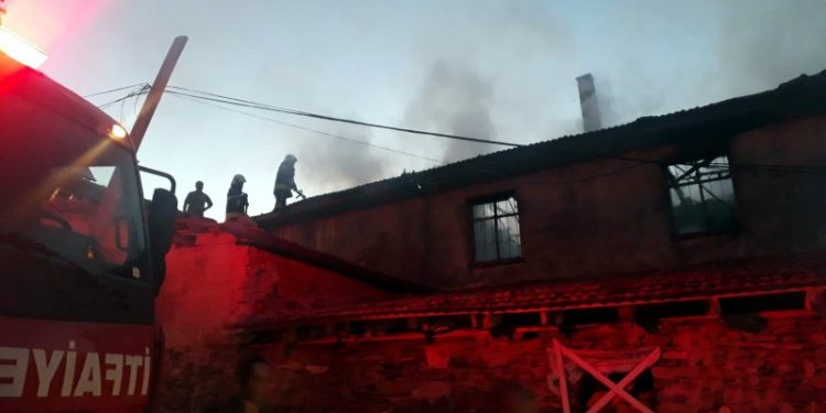 Eşi ve çocukları evdeyken evini ateşe verdi