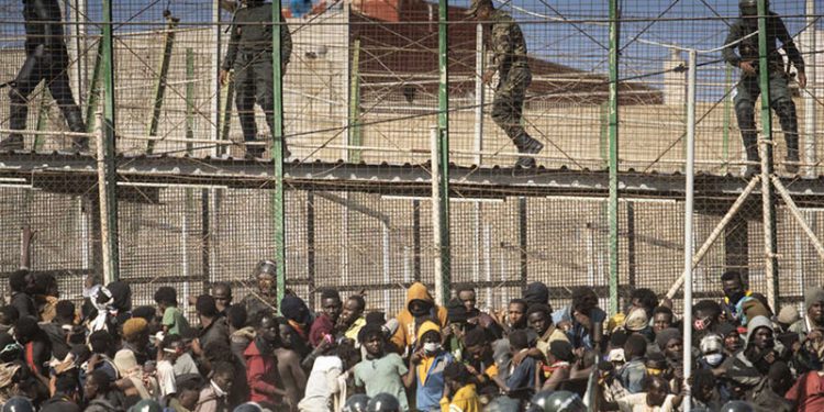 Fas'tan İspanya'ya geçmeye çalışan binlerce göçmen arasında izdiham: En az 23 kişi hayatını kaybetti