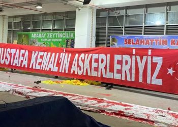 Fatih Altaylı: “Atatürk’ün askerleriyiz” yazılı pankart TFF emriyle stada alınmamış; son sözünü 84 sene önce söylemiş bir adamdan korkuyor ve ona yeniliyorsunuz