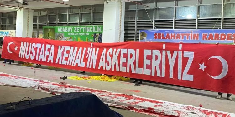 Fatih Altaylı: “Atatürk’ün askerleriyiz” yazılı pankart TFF emriyle stada alınmamış; son sözünü 84 sene önce söylemiş bir adamdan korkuyor ve ona yeniliyorsunuz