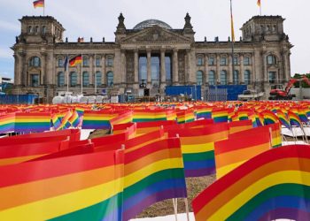 Federal Meclis'e gökkuşağı bayrağı asılacak