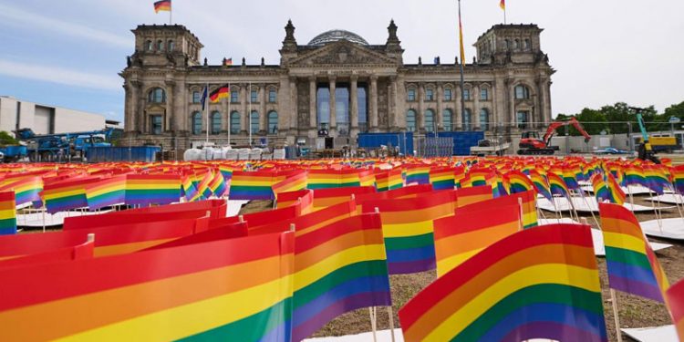 Federal Meclis'e gökkuşağı bayrağı asılacak