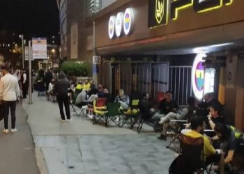 Fenerbahçe taraftarı stadyum önünde kamp kurdu!