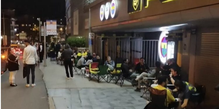 Fenerbahçe taraftarı stadyum önünde kamp kurdu!