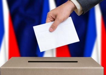 Fransa sandık başında: Cumhurbaşkanı ile Başbakan ayrı partilerden olabilir
