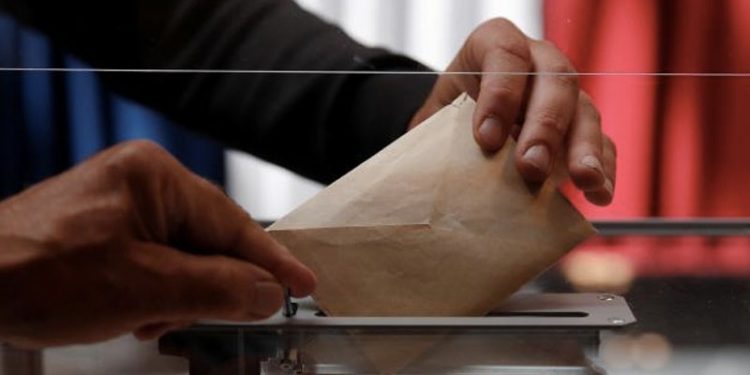 Fransa'da halk, genel seçimin ilk turu için sandık başında