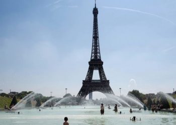 Fransa'da kavurucu sıcaklık nedeniyle 12 bölgede kırmızı alarm verildi