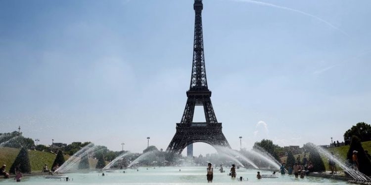 Fransa'da kavurucu sıcaklık nedeniyle 12 bölgede kırmızı alarm verildi