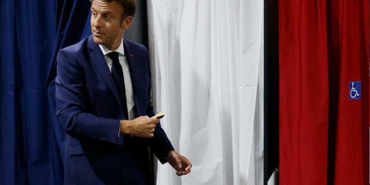 Fransa'da milletvekili seçiminin ilk turunu Macron küçük bir farkla kazandı