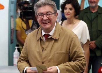 Fransa'da parlamento seçimleri: Macron ile Melenchon başa baş gidiyor