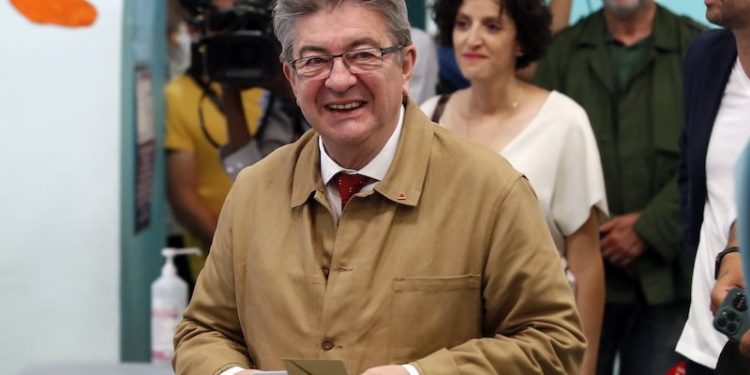 Fransa'da parlamento seçimleri: Macron ile Melenchon başa baş gidiyor