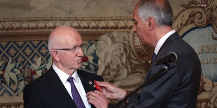 Fransa'nın en prestijli nişanı CHP'li vekil Prof. Kaboğlu'na verildi