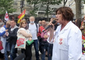 Fransa’da sağlık çalışanları, çalışma koşulları ve maaşlarının iyileştirilmesi için eylem yaptı