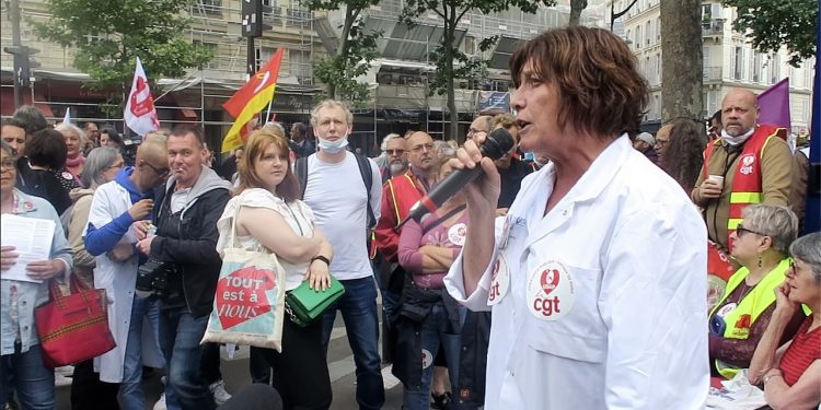 Fransa’da sağlık çalışanları, çalışma koşulları ve maaşlarının iyileştirilmesi için eylem yaptı