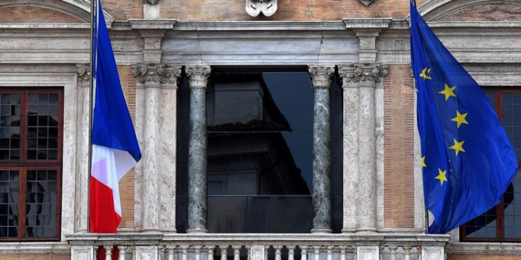 Fransız diplomatlar Macron'a karşı grevde