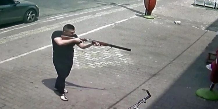 Fırıncı ucuza ekmek satan komşu fırına tüfekle saldırdı