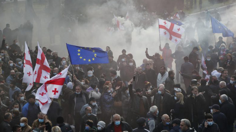 Gürcistan'da halk, AB'den "aday ülke" statüsü alamayan hükümeti protesto etti