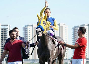 Gazi şampiyonluğunu kadınlara armağan eden jokey Özcan Yıldırım: Babalar, ağabeyler mutlaka kız çocuklarını okula göndersinler