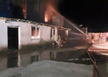 Gebze'de toz boya fabrikasında yangın çıktı