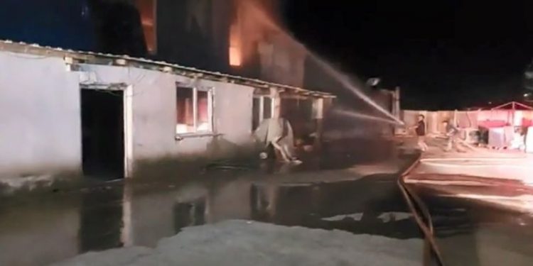 Gebze'de toz boya fabrikasında yangın çıktı