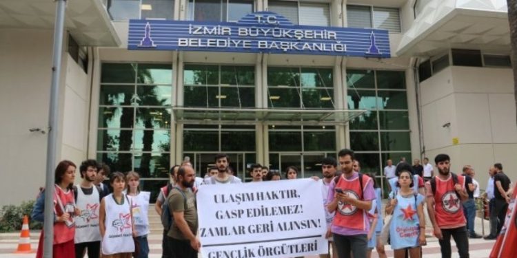 Gençlik örgütleri, ulaşım zamlarına karşı imza topladı